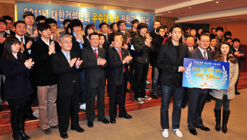 12일 서울 강남구 논현동 건설회관에서 열린 2011년 대한건설협회 우수대학생 장학금 전달식에서 권홍사회장, 시도회장,학생들이 기념촬영을 하고 있다. 이날 장학금은 전국 이공계 학생 50명에게 300만원씩 전달됐다.<br />김명섭 기자 msiron@
12일 서울 강남구 논현동 건설회관에서 열린 2011년 대한건설협회 우수대학생 장학금 전달식에서 권홍사회장, 시도회장,학생들이 기념촬영을 하고 있다. 이날 장학금은 전국 이공계 학생 50명에게 300만원씩 전달됐다.
김명섭 기자 msiron@
12일 서울 강남구 논현동 건설회관에서 열린 2011년 대한건설협회 우수대학생 장학금 전달식에서 권홍사회장, 시도회장,학생들이 기념촬영을 하고 있다. 이날 장학금은 전국 이공계 학생 50명에게 300만원씩 전달됐다.
김명섭 기자 msiron@