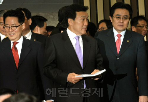 민주당 손학규(가운데) 대표와 박지원(왼쪽) 원내대표,전병헌 정책위의장이 13일 오전 국회에서 열린 정책의원총회장에 함께 들어서고 있다.양동출dcyang@heraldm.com/110113/
민주당 손학규(가운데) 대표와 박지원(왼쪽) 원내대표,전병헌 정책위의장이 13일 오전 국회에서 열린 정책의원총회장에 함께 들어서고 있다.양동출dcyang@heraldm.com/110113/
민주당 손학규(가운데) 대표와 박지원(왼쪽) 원내대표,전병헌 정책위의장이 13일 오전 국회에서 열린 정책의원총회장에 함께 들어서고 있다.양동출dcyang@heraldm.com/110113/