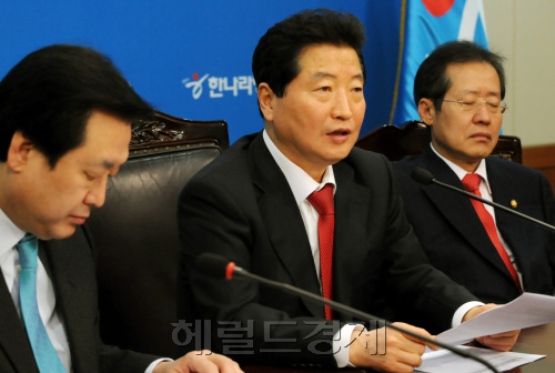 한나라당 안상수 대표가 13일 오전 여의도당사에서 열린 최고위원회의에서 모두발언을 하고 있다.양동출dcyang@heraldm.com/110113/
한나라당 안상수 대표가 13일 오전 여의도당사에서 열린 최고위원회의에서 모두발언을 하고 있다.양동출dcyang@heraldm.com/110113/
한나라당 안상수 대표가 13일 오전 여의도당사에서 열린 최고위원회의에서 모두발언을 하고 있다.양동출dcyang@heraldm.com/110113/
안상수 한나라당 대표가 13일 오전 여의도당사에서 최고위원회의를 주재하고 있다. 이 자리에서 안 대표는 “앞으로 한나라당은 국민 여론을 무겁게 받아들이고 민심을 반영하는 정치를 하겠다”고 말했다. 양동출 기자/dcyang@heraldm.com