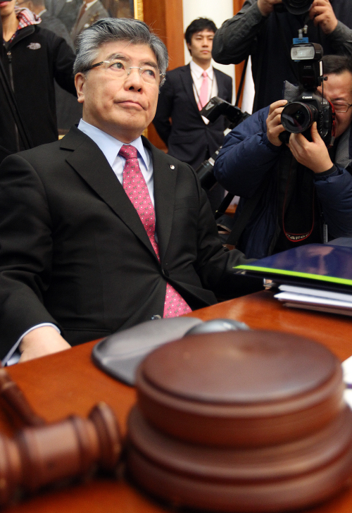 <YONHAP PHOTO-1202> 금통위 주재하는 김중수 총재 (서울=연합뉴스) 이지은 기자 = 김중수 한국은행 총재가 13일 오전 서울 중구 남대문로 한국은행에서 금융통화위원회의를 주재하고 있다. 2011.1.13 jieunlee@yna.co.kr/2011-01-13 09:29:50/ <저작권자 ⓒ 1980-2011 ㈜연합뉴스. 무단 전재 재배포 금지.>
<YONHAP PHOTO-1202> 금통위 주재하는 김중수 총재 (서울=연합뉴스) 이지은 기자 = 김중수 한국은행 총재가 13일 오전 서울 중구 남대문로 한국은행에서 금융통화위원회의를 주재하고 있다. 2011.1.13 jieunlee@yna.co.kr/2011-01-13 09:29:50/ <저작권자 ⓒ 1980-2011 ㈜연합뉴스. 무단 전재 재배포 금지.>
김중수 한국은행 총재가 13일 오전 서울 중구 남대문로 한국은행에서 금융통화위원회의를 주재하고 있다.