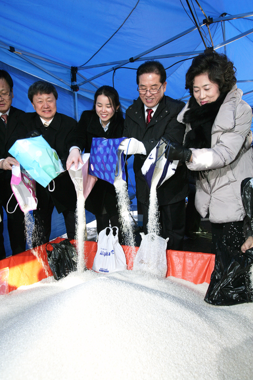 <YONHAP PHOTO-1249> 동작구청 '이웃돕기의 날' 행사 (서울=연합뉴스) 12일 오전 동작구청 광장에서 열린‘이웃돕기의 날’행사에서 문충실 동작구청장 및 관계자들이 쌀을 모으고 있다. 2011.1.12 photo@yna.co.kr/2011-01-12 14:33:27/ <저작권자 ⓒ 1980-2011 ㈜연합뉴스. 무단 전재 재배포 금지.>
<YONHAP PHOTO-1249> 동작구청 '이웃돕기의 날' 행사 (서울=연합뉴스) 12일 오전 동작구청 광장에서 열린‘이웃돕기의 날’행사에서 문충실 동작구청장 및 관계자들이 쌀을 모으고 있다. 2011.1.12 photo@yna.co.kr/2011-01-12 14:33:27/ <저작권자 ⓒ 1980-2011 ㈜연합뉴스. 무단 전재 재배포 금지.>
<YONHAP PHOTO-1249> 동작구청 '이웃돕기의 날' 행사 (서울=연합뉴스) 12일 오전 동작구청 광장에서 열린‘이웃돕기의 날’행사에서 문충실 동작구청장 및 관계자들이 쌀을 모으고 있다. 2011.1.12 photo@yna.co.kr/2011-01-12 14:33:27/ <저작권자 ⓒ 1980-2011 ㈜연합뉴스. 무단 전재 재배포 금지.>