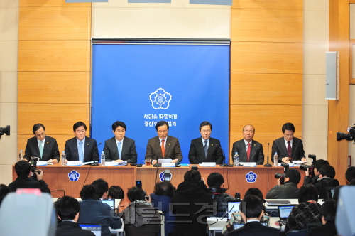 정부는 13일 전세난 해소를 위한 부동산 대책과 함께 서민비트코인 스포츠토토 안정 대책을 내놓았다. 같은 날 금통위도 기준금리를 0.25%포인트 인상하는 조치를 취했다. 윤증현 재정경제부 장관이 정부대책을 발표하고 있다. 김명섭 기자/msiron@heraldm.com