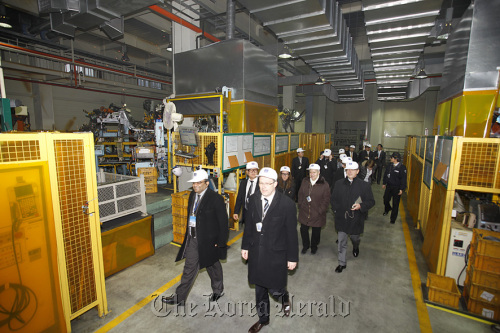 Head of Renault-Nissan Purchasing Organization Christian Vandenhende (right, front) looks around a Renault Samsung supplier’s plant in Gimhae, South Gyeongsang Province, on Tuesday.
Renault Samsung Motors Co.