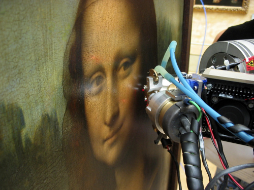 <YONHAP PHOTO-0018> FILE - In this undated file photo originally released by the CNRS (National Center of Scientific Research) on Friday, July 23, 2010, the Mona Lisa painting is examined with a non-invasive technique called X-ray fluorescence spectroscopy to study the thickness of paint layers and their chemical composition. Italian researcher Silvano Vinceti claims he has found the letter "S" in the woman's left eye, the letter "L" in her right eye, and the number "72" under the arched bridge in the backdrop of Leonardo da Vinci's famous painting. According to the researcher, the symbols open up new leads to identifying the model, dating the painting, and attesting to Leonardo's interest in religion and mysticism. (AP Photo/V.A Sol-ESRF) NO SALES/2011-01-13 00:05:29/ <저작권자 ⓒ 1980-2011 ㈜연합뉴스. 무단 전재 재배포 금지.>
The Mona Lisa is examined with a non-invasive technique called X-ray fluorescence spectroscopy to study the thickness of paint layers and their chemical composition.   AP-Yonhap News