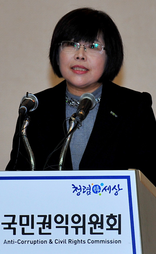 <YONHAP PHOTO-1403> 국민권익위원장 신년 인사말 (서울=연합뉴스) 김영란 국민권익위원장이 13일 서울시 종로구 계동 현대빌딩에서 열린 반부패 청렴정책 추진지침 전달회의에서 인사말을 하고 있다. 2011. 01. 13 << 국민권익위원회 >> srbaek@yna.co.kr/2011-01-13 11:06:34/ <저작권자 ⓒ 1980-2011 ㈜연합뉴스. 무단 전재 재배포 금지.>
Anti-Corruption & Civil Rights Commission Chairwoman Kim Young-ran gives a New Year speech about the commission’s plans for anti-corruption in Seoul on Thursday. Yonhap News