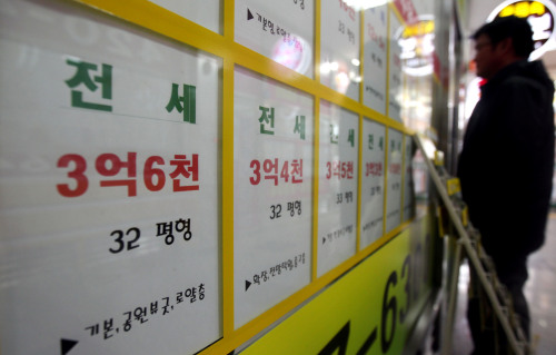 <YONHAP PHOTO-1897> 겨울철 전세부족 현상 8년 새 가장 '심각' (서울=연합뉴스) 최재구 기자 = 겨울철 비수기임에도 1월 첫째 주를 기준으로 서울 등 전국의 전세 공급 부족 현상이 전세 수급 동향 조사가 시작된 이래 가장 심각한 것으로 나타났다. 11일 서울 송파구 공인중개사에 주변 아파트 전세 시세가 게시되어 있다. 2011.1.11 jjaeck9@yna.co.kr/2011-01-11 15:32:05/ <저작권자 ⓒ 1980-2011 ㈜연합뉴스. 무단 전재 재배포 금지.>
Apartment rental prices on display at a real estate broker’s office in southern Seoul on Thursday
Yonhap News
Apartment rental prices on display at a real estate broker’s office in southern Seoul on Thursday
Yonhap News
Apartment rental prices on display at a real estate broker’s office in southern Seoul on Thursday.
Yonhap News