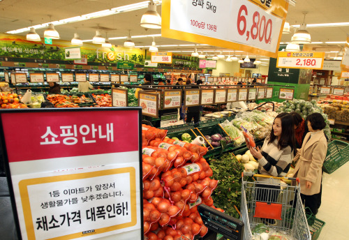 <YONHAP PHOTO-1625> 이마트, 채소할인 (서울=연합뉴스) 한상균 기자 = 이마트가 13일부터 23일까지 전국 지점에서 채소 가격인하전을 실시한다고 전했다. 최근 폭설과 강추위로 생산량이 감소된 제주무, 양파 등 총 9종을 할인해 판매한다. 제주무 한개 1,180원, 양파 5kg 6,800원, 비금섬초 100g 598원 등이다. 사진은 13일 용산 이마트 모습. 2011.1.13 xyz@yna.co.kr/2011-01-13 13:26:55/ <저작권자 ⓒ 1980-2011 ㈜연합뉴스. 무단 전재 재배포 금지.>
Customers shop for agricultural produce at a Seoul discount store on Thursday.  Yonhap News
Customers shop for agricultural produce at a Seoul discount store on Thursday.  Yonhap News
Customers shop for agricultural produce at a Seoul discount store on Thursday.  Yonhap News