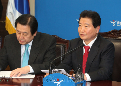 <YONHAP PHOTO-1260> 안상수대표 "민주당 복지 가장한 표장사" (서울=연합뉴스) 성연재기자 = 한나라당 안상수대표가 13일 오전 서울 여의도 당사에서 열린 최고위원회의에서 "민주당의 무상급식 주장은 복지를 가장한 표장사"라고 발언하고 있다.2011.1.13 polpori@yna.co.kr/2011-01-13 10:02:35/ <저작권자 ⓒ 1980-2011 ㈜연합뉴스. 무단 전재 재배포 금지.>
Grand National Party Chairman Ahn Sang-soo (right) denounces the opposition party’s free school meal plan during the party’s Supreme Council meeting in Seoul, Thursday.