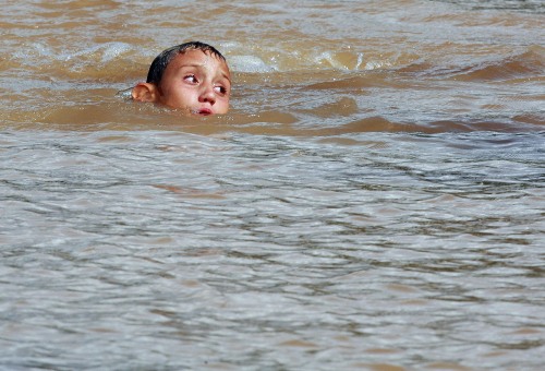 <YONHAP PHOTO-1310> (110113) -- SAO PAULO, Jan. 13, 2011 (Xinhua) -- A child tries to float through the flooded streets of Franco da Rocha, in Sao Paulo, Brazil, on Jan. 12, 2011. Sao Paulo remains flooded after heavy rains that hit the region since the early hours of Tuesday. (Xinhua/Agencia Estado)(ntt)/2011-01-13 10:24:26/ <저작권자 ⓒ 1980-2011 ㈜연합뉴스. 무단 전재 재배포 금지.>
A child tries to float through the flooded streets of Franco da Rocha, in Sao Paulo, Brazil, on Wednesday.  Xinhua-Yonhap News