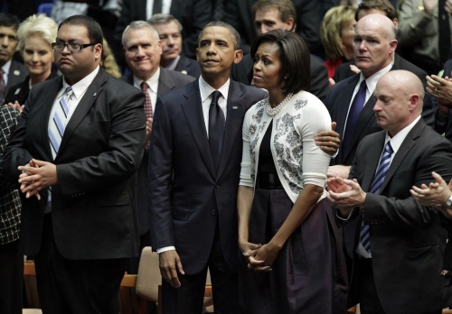 <YONHAP PHOTO-1761> President Barack Obama puts his arm around first lady Michelle Obama near the end of a memorial service in Tucson, Ariz., to honor the victims of a shooting rampage that that killed six people and left 14 injured, including Arizona Congresswoman Gabrielle Giffords, on the University of Arizona campus, Wednesday, Jan. 12, 2011. (AP Photo/J. Scott Applewhite)/2011-01-13 13:49:09/ <저작권자 ⓒ 1980-2011 ㈜연합뉴스. 무단 전재 재배포 금지.>
U.S. President Barack Obama puts his arm around first lady Michelle Obama near the end of a memorial service in Tucson, Arizona, Wednesday.  AFP-Yonhap News