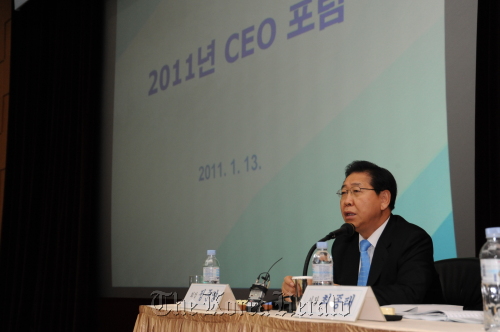 POSCO CEO Chung Joon-yang speaks at an investor relations session in Seoul on Thursday.  POSCO