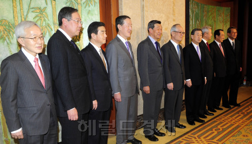 전국경제인연합회의 새해 첫 회장단 회의가 14일 오후 소공동 롯데호텔에서 열린 가운데 전경련 회장단이 포토타임을 가지고 있다. 이 날 회의에서 차기 회장 선임 문제와 올해 전경련의 주요사업과 동반 성장위원회 출범에 따른 대·중소기업 협력방안 등에 대해 의견을 나눌 예정이다. 왼쪽부터 정병철 전경련 상근부회장, 류진 풍산 회장, 김윤 삼양사 회장, 허창수 GS 회장, 박영주 이건산업 회장, 이준용 대림산업 회장, 박용현 두산 회장, 현재현 동양 회장, 강덕수 STX 회장, 최용권 삼환기업 회장. 박해묵 기자/mook@heraldm.com
전국경제인연합회의 새해 첫 회장단 회의가 14일 오후 소공동 롯데호텔에서 열린 가운데 전경련 회장단이 포토타임을 가지고 있다. 이 날 회의에서 차기 회장 선임 문제와 올해 전경련의 주요사업과 동반 성장위원회 출범에 따른 대·중소기업 협력방안 등에 대해 의견을 나눌 예정이다. 왼쪽부터 정병철 전경련 상근부회장, 류진 풍산 회장, 김윤 삼양사 회장, 허창수 GS 회장, 박영주 이건산업 회장, 이준용 대림산업 회장, 박용현 두산 회장, 현재현 동양 회장, 강덕수 STX 회장, 최용권 삼환기업 회장. 박해묵 기자/mook@heraldm.com