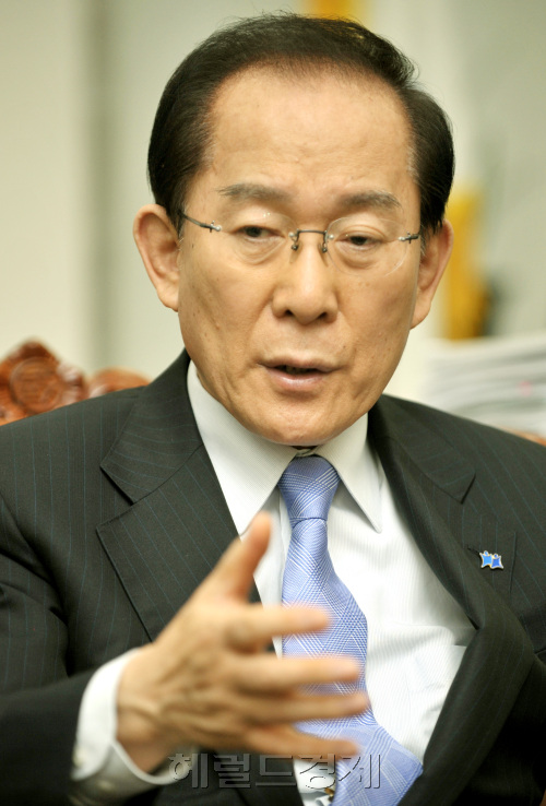 이회창 자유선진당 대표가  11일 오후 국회 대표실에서 당사 기자와 신년인터뷰를 하고 있다.양동출dcyang@heraldm.com/110111/
이회창 자유선진당 대표가  11일 오후 국회 대표실에서 당사 기자와 신년인터뷰를 하고 있다.양동출dcyang@heraldm.com/110111/
이회창 자유선진당 대표가  11일 오후 국회 대표실에서 당사 기자와 신년인터뷰를 하고 있다.양동출dcyang@heraldm.com/110111/