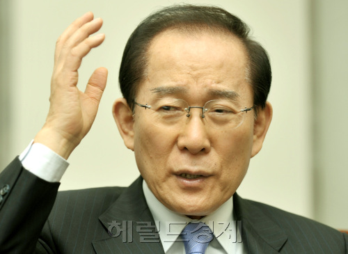 이회창 자유선진당 대표가 11일 오후 국회 대표실에서 당사 기자와 신년인터뷰를 하고 있다.양동출dcyang@heraldm.com/110111/