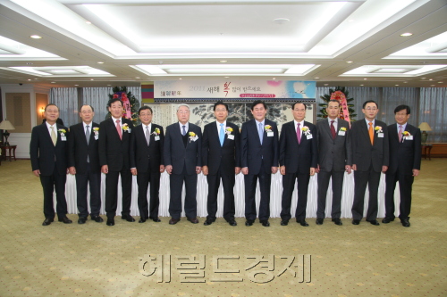 한국철강협회는 지난 13일 서울 대치동 포스코센터 내 스틸클럽에서 철강 관련 인사 200여명이 참석한 가운데 ‘2011년 철강업계 신년인사회’를 열어 철강산업의 새로운 출발을 다짐하고 철강인들의 친목과 화합을 도모했다. 왼쪽부터 손봉락 TCC동양 회장, 한광희 동부제철 부회장, 이운형 세아제강 회장, 오연천 서울대 총장, 안병화 전 상공부 장관, 정준양 한국철강협회장, 최경환 지식경제부 장관, 박승하 현대제철 부회장, 장세주 동국제강 회장, 오일환 한국철강협회 상근부회장, 홍영철 고려제강 회장.