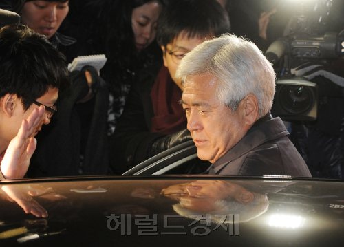 13일 밤 11시 40분경 강희락 전 경찰청장이 서울 광진구 자양동 서울동부지검에서 구속sa 토토사이트이 기각된 뒤 귀가하고 있다.<br alt=