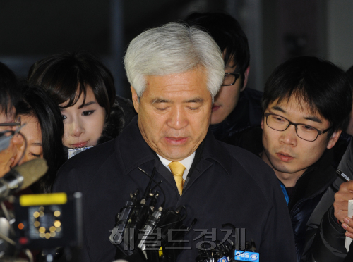 13일 밤 11시 40분경 강희락 전 경찰토토사이트 행오버이 서울 광진구 자양동 서울동부지검에서 구속영장이 기각된 뒤 귀가하고 있다.<br alt=