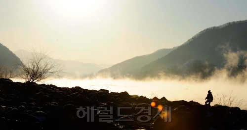 연일 이어지는 추위로 날씨가 매섭다. 13일 오전 경기도 팔당대교 인근 한강상류에 급격히 낮아진 기온차로 인해 물안개가 피면서 장관을 이루고 있다. 박해묵 기자/mook@heraldm.com
14일 오전 경기도 팔당대교 인근 한강유역에 물안개가 피어올라 장관을 이루고 있다. 기상청은 이번주 말 서울의 아침 최저기온이 영하 16도까지 떨어지는 등 전국에 강추위가 이어질 것이라고 예보했다. 박해묵 기자/mook@heraldm.com