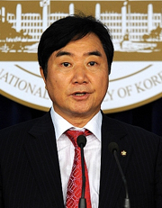 이석현, 민주당 (국회의원)/이석현, 안상수에 공식 사과…하루 만에 뒤바뀐 여야, 정치권 묻지마식 폭로 자성론 부상
