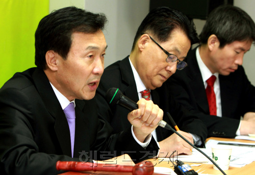 민주당 손학규 대표가 14일 오전 부산시 동구 초량동 부산시당 회의실에서 열린 최고위원회의에서 한진중공업 사태에 대한 정부와 부산시 당국의 조속한 대책을 촉구하고 있다.양동출dcyang@heraldm.com/110114/
민주당 손학규 대표가 14일 오전 부산시 동구 초량동 부산시당 회의실에서 열린 최고위원회의에서 한진중공업 사태에 대한 정부와 부산시 당국의 조속한 대책을 촉구하고 있다.양동출dcyang@heraldm.com/110114/
민주당 손학규 대표가 14일 오전 부산시 동구 초량동 부산시당 회의실에서 열린 최고위원회의에서 한진중공업 사태에 대한 정부와 부산시 당국의 조속한 대책을 촉구하고 있다.양동출dcyang@heraldm.com/110114/