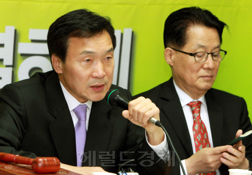 민주당 손학규 대표가 14일 오전 부산시 동구 초량동 부산시당 회의실에서 열린 최고위원회의에서 한진중공업 사태에 대한 정부와 부산시 당국의 조속한 대책을 촉구하고 있다.양동출dcyang@heraldm.com/110114/
민주당 손학규 대표가 14일 오전 부산시 동구 초량동 부산시당 회의실에서 열린 최고위원회의에서 한진중공업 사태에 대한 정부와 부산시 당국의 조속한 대책을 촉구하고 있다.양동출dcyang@heraldm.com/110114/