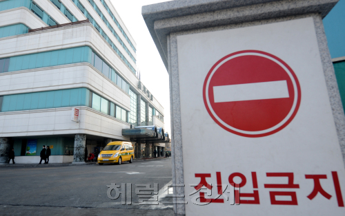을지병원_스케치.<br />이상섭기자/babtong@heraldm.com 2011.01.13
을지병원_스케치.
이상섭기자/babtong@heraldm.com 2011.01.13
현행법상 영리행위를 엄격히 규제하고 있는 의료법인인 을지병원의 보도채널 지분 참여와 관련해 이해당사자가 아닌 시민단체들은 “명확한 의료법 위반으로, 허용될 경우에는 공공성이 강한 병원의 돈장사에 빗장을 열어주는 꼴”이라고 비판했다. 사진은 보도채널 지분 참여로 사회적 논란에 휩싸인 을지병원.  이상섭 기자/babtong@heraldm.com