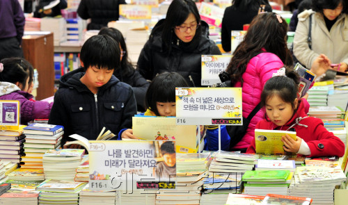 초등학생들 방학이 한창인 가운데 아이들이 광화문 교보문고에서 부모님과 함께 책을 고르거나 독서 삼매경에 빠져 알찬 방학을 보내고 있다.<br />김명섭 기자 msiron@
초등학생들 방학이 한창인 가운데 아이들이 광화문 교보문고에서 부모님과 함께 책을 고르거나 독서 삼매경에 빠져 알찬 방학을 보내고 있다.
김명섭 기자 msiron@
방학이 한창인 가운데 초등학생들이 광화문 교보문고에서 부모님과 함께 책을 고르거나 독서 삼매경에 빠져 알찬 방학을 보내고 있다. 김명섭 기자/msiron@heraldm.com