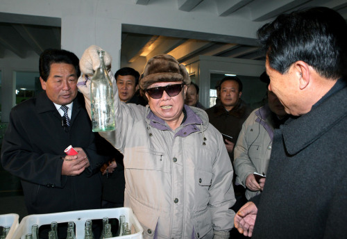 김정일, 북한국방위원회 (위원장)/김정일, 유리병공장엔 왜 갔을까˝
