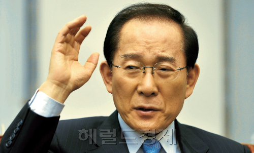 이회창 자유선진당 대표가 14일 국회 대표실에서 당사 기자와 신년인터뷰를 하고 있다.