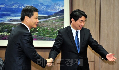 이주호 교육과학기술부 장관과 장석웅 전국교직원노동조합 위원장이 14일 오전 서울 정부중앙청사에서 만나 인사를 나누고 있다.<br />김명섭 기자 msiron@
이주호 교육과학기술부 장관과 장석웅 전국교직원노동조합 위원장이 14일 오전 서울 정부중앙청사에서 만나 인사를 나누고 있다.
김명섭 기자 msiron@