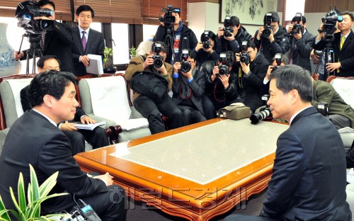 이주호 교육과학기술부 장관과 장석웅 전국교직원노동조합 위원장이 14일 오전 서울 정부중앙청사에서 만나 이야기를 나누고 있다.<br />김명섭 기자 msiron@
이주호 교육과학기술부 장관과 장석웅 전국교직원노동조합 위원장이 14일 오전 서울 정부중앙청사에서 만나 이야기를 나누고 있다.
김명섭 기자 msiron@