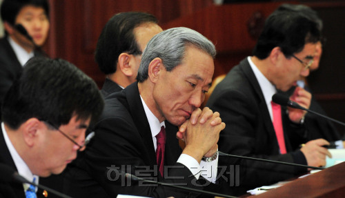 14일 서울 정부중앙청사에서 열린 대외경제장관회의에서 김종훈통상교섭본부장이 생각에 잠겨 있다.<br />김명섭 기자 msiron@
14일 서울 정부중앙청사에서 열린 대외경제장관회의에서 김종훈통상교섭본부장이 생각에 잠겨 있다.
김명섭 기자 msiron@