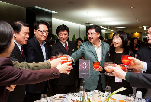 <YONHAP PHOTO-0391> 제일모직 토토사이트 들어가는법 정기 교류회 (서울=연합뉴스) 제일모직은 지난 13일 수송빌딩 사옥에서, 상생과 동반성장을 위한 협력업체와의 정기 교류회를 가졌다. 황백 제일모직 사장(가운데 오른쪽)과 협력사 관계자들이 건배하고 있다. 2011.1.14 photo@yna.co.kr/2011-01-14 10:28:13/ <저작권자 ⓒ 1980-2011 ㈜연합뉴스. 무단 전재 재배포 금지.>
<YONHAP PHOTO-0391 alt=