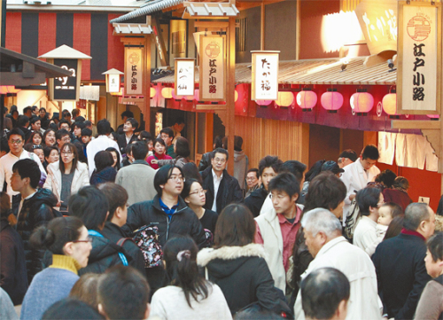 People walk among restaurants in the Edo Koji shopping area on the fourth floor of Haneda Airport’s
international terminal on Sunday. (Yomiuri Shimbun)