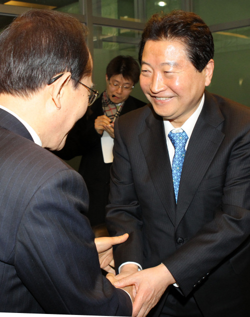 GNP leader Ahn Sang-soo (right) meets Lee Hoi-chang, leader of a small opposition party, on Friday.  (Yonhap News)