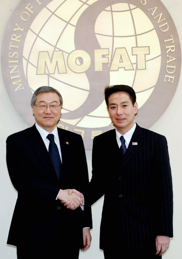 South Korean Foreign Minister Kim Sung-hwan, left, shakes hands with Japan Foreign Minister Seiji Maehara at the joint news conference. (Yonhap News)