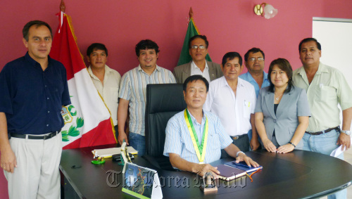 Jung Heung-won (sitting), newly elected mayor of Chanchamayo in Peru, poses with city councilors in his office.
Yonhap News