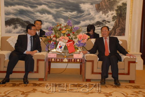 ㅡㅐㅣ
ㅡㅐㅣ
ㅡㅐㅣ
지난 15일(토) 저녁, 박삼구 금호아시아나그룹 회장(사진 왼쪽)이 중국 웨이하이시에서 왕페이팅(王培廷, Wang Peiting, 사진 오른쪽)중국 산동성 웨이하이시 당서기를 만나 경제협력 방안에 대해 환담했다.