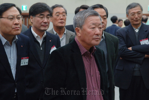 LG Group chairman Koo Bon-moo and other executives attend the group’s Global CEO Conference on Thursday. LG Group