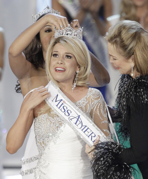 <YONHAP PHOTO-0654> Teresa Scanlan, Miss Nebraska is crowned Miss America 2011 during the Miss America pageant, Saturday, Jan. 15, 2011 in Las Vegas. (AP Photo/Julie Jacobson)/2011-01-16 13:15:01/ <저작권자 ⓒ 1980-2011 ㈜연합뉴스. 무단 전재 재배포 금지.>
Miss Nebraska Teresa Scanlan is crowned Miss America 2011 during the Miss America pageant Saturday in Las Vegas.  AP-Yonhap News