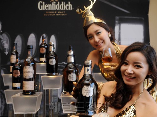 16일 서울플라자호텔 OPAL ROOM에서 세계 판매 1위 싱글몰트위스키 글렌피딕(Glenfiddich)이 2억을 호가하는 글렌피딕빈티지 컬렉션을 설날을 맞이하여 국내에 선보이는 행사를 가졌다. 글렌피딕 빈티지 컬렉션은 국내에 첫 출시되는 글렌피딕 50년 2nd Edition 3병을 포함하여 글렌피딕 40년 4병, 글렌피딕 빈티지 리저브 1975 1병, 글렌피딕 리저브 1961년 5병 등 전 세계적으로 소량 생산되는 리미티드 에디션 4종 으로 구성돼 있다. <br />이상섭기자/ babtong@heraldm.com 2011.01.16
16일 서울플라자호텔 OPAL ROOM에서 세계 판매 1위 싱글몰트위스키 글렌피딕(Glenfiddich)이 2억을 호가하는 글렌피딕빈티지 컬렉션을 설날을 맞이하여 국내에 선보이는 행사를 가졌다. 글렌피딕 빈티지 컬렉션은 국내에 첫 출시되는 글렌피딕 50년 2nd Edition 3병을 포함하여 글렌피딕 40년 4병, 글렌피딕 빈티지 리저브 1975 1병, 글렌피딕 리저브 1961년 5병 등 전 세계적으로 소량 생산되는 리미티드 에디션 4종 으로 구성돼 있다.
이상섭기자/ babtong@heraldm.com 2011.01.16