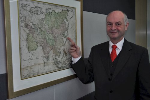 Korea German Chamber of Commerce and Industry Secretary
General Jurgen Wohler points to an 18th century map.
(Yoav Cerralbo/The Korea Herald)