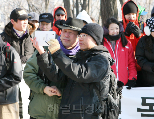 우리투자증권은 지난 15일 회사 창립일을 기념해 전 직원이 함께하는 산행행사를 갖고 업계 1위 달성의 의지를 다졌다고 밝혔다. 황성호 사장을 비롯해 2800여명의 임직원이 참여한 이번 행사는 지역 및 사업부별로 북한산부터 한라산까지 전국 19곳에서 진행됐다. 정상 등반 후 태블릿PC 영상통화를 통해 전 임직원이 1등 목표 달성을 결의하기도 했다.