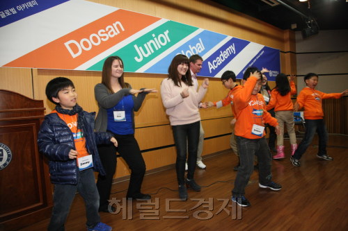 두산중공업 해외 건설현장 임직원의 가족이 ‘패밀리두(Family DOO)’ 프로그램 중 하나로 서울 연세어학당에서 16일 열린 영어캠프 ‘두산 주니어 글로벌 아카데미’에 참석, 영어를 배우며 즐거운 시간을 갖고 있다.