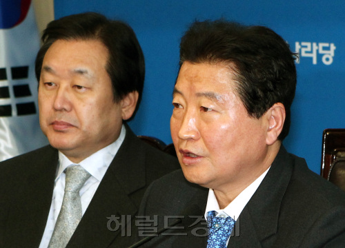 한나라당 안상수 대표가 17일 오전 여의도당사에서 열린 최고위원회의에서 모두발언을 하고 있다.양동출dcyang@heraldm.com/110117/
한나라당 안상수 대표가 17일 오전 여의도당사에서 열린 최고위원회의에서 모두발언을 하고 있다.양동출dcyang@heraldm.com/110117/