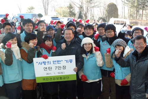 <YONHAP PHOTO-0389> 국민건강보험공단 폐광촌서 '사랑의 봉사' (태백=연합뉴스) 국민건강보험공단이 지난 주말 폐광촌인 강원 태백시 철암동에서 연탄 배달 등 사랑의 봉사를 펼치고 있다. <<국민건강보험공단>> 2011.1.17 byh@yna.co.kr/2011-01-17 09:35:27/ <저작권자 ⓒ 1980-2011 ㈜연합뉴스. 무단 전재 재배포 금지.>
<YONHAP PHOTO-0389> 국민건강보험공단 폐광촌서 '사랑의 봉사' (태백=연합뉴스) 국민건강보험공단이 지난 주말 폐광촌인 강원 태백시 철암동에서 연탄 배달 등 사랑의 봉사를 펼치고 있다. <<국민건강보험공단>> 2011.1.17 byh@yna.co.kr/2011-01-17 09:35:27/ <저작권자 ⓒ 1980-2011 ㈜연합뉴스. 무단 전재 재배포 금지.>
<YONHAP PHOTO-0389> 국민건강보험공단 폐광촌서 '사랑의 봉사' (태백=연합뉴스) 국민건강보험공단이 지난 주말 폐광촌인 강원 태백시 철암동에서 연탄 배달 등 사랑의 봉사를 펼치고 있다. <<국민건강보험공단>> 2011.1.17 byh@yna.co.kr/2011-01-17 09:35:27/ <저작권자 ⓒ 1980-2011 ㈜연합뉴스. 무단 전재 재배포 금지.>