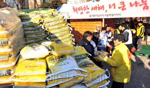 설을 앞두고 서울 적십자사는 17일 서울 노원구 중랑노원적십자봉사관에서 서울시내 전역 저소득층 가정 8,000가구 2만명 대상으로 쌀 10kg과 라면 등을 전달하기위해 물품을 나르고 있다.<br />김명섭 기자 msiron@
설을 앞두고 서울 적십자사는 17일 서울 노원구 중랑노원적십자봉사관에서 서울시내 전역 저소득층 가정 8,000가구 2만명 대상으로 쌀 10kg과 라면 등을 전달하기위해 물품을 나르고 있다.
김명섭 기자 msiron@
설을 앞두고 서울 적십자사는 17일 서울 노원구 중랑노원적십자봉사관에서 서울시내 전역 저소득층 가정 8,000가구 2만명 대상으로 쌀 10kg과 라면 등을 전달하기위해 물품을 나르고 있다.
김명섭 기자 msiron@