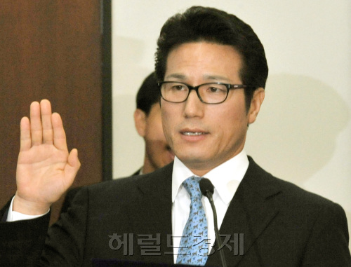 정병국 문화체육관광부 장관 후보자가 17일 국회 문화체육관광방송통신위원회에서 열린 인사청문회에서 공직후보자선서를  하고 있다.양동출dcyang@heraldm.com/110117/
정병국 문화체육관광부 장관 후보자가 17일 국회 문화체육관광방송통신위원회에서 열린 인사청문회에서 공직후보자선서를  하고 있다.양동출dcyang@heraldm.com/110117/
정병국 문화체육관광부 장관 후보자가 17일 국회 문화체육관광방송통신위원회에서 열린 인사청문회에서 공직후보자선서를  하고 있다.양동출dcyang@heraldm.com/110117/