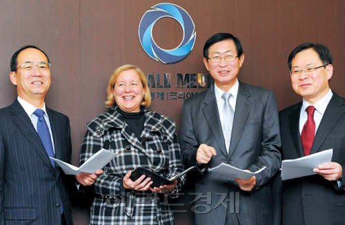 헤럴드경제가 마련한 2011 외국인토토사이트 신고보상 확대를 위한 긴급좌담회 참석자들은 고용ㆍ기술ㆍ지역발전 위주의 패러다임 전환, 인센티브 제공 대신 취약점 보강 등을 강조했다. 왼쪽부터 마사나리 나가이 서울재팬클럽(SJC) 이사장, 에이미 잭슨(Amy Jackson) 주한미국상공회의소(암참) 대표, 조환익 코
트라(KOTRA) 사장, 문휘창 서울대 국제대학원 국제학과 교수. 안훈 기자/rosedale@