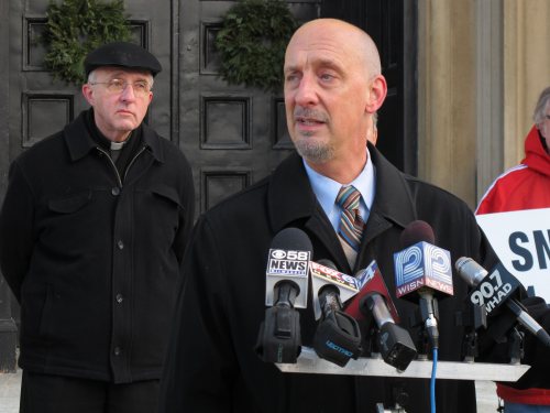 <YONHAP PHOTO-0769> In this Dec. 17, 2010 photo, Peter Isely, right, an organizer with the Survivors Network of those Abused by Priests, also known as SNAP, speaks at a news conference in Milwaukee as the Rev. James Connell listens behind him. SNAP has found an unlikely ally in Connell, the rare Roman Catholic priest and archdiocese official willing to agree publicly that the church should stop hiding secrets about suspected abusive priests. (AP Photo/Dinesh Ramde)/2011-01-13 06:20:38/ <저작권자 ⓒ 1980-2011 ㈜연합뉴스. 무단 전재 재배포 금지.>
Peter Isely (right), an organizer with the Survivors Network of those Abused by Priests, also known as SNAP, speaks at a news conference in Milwaukee on Dec. 17, as the Rev. James Connell listens behind him.   AP-Yonhap News